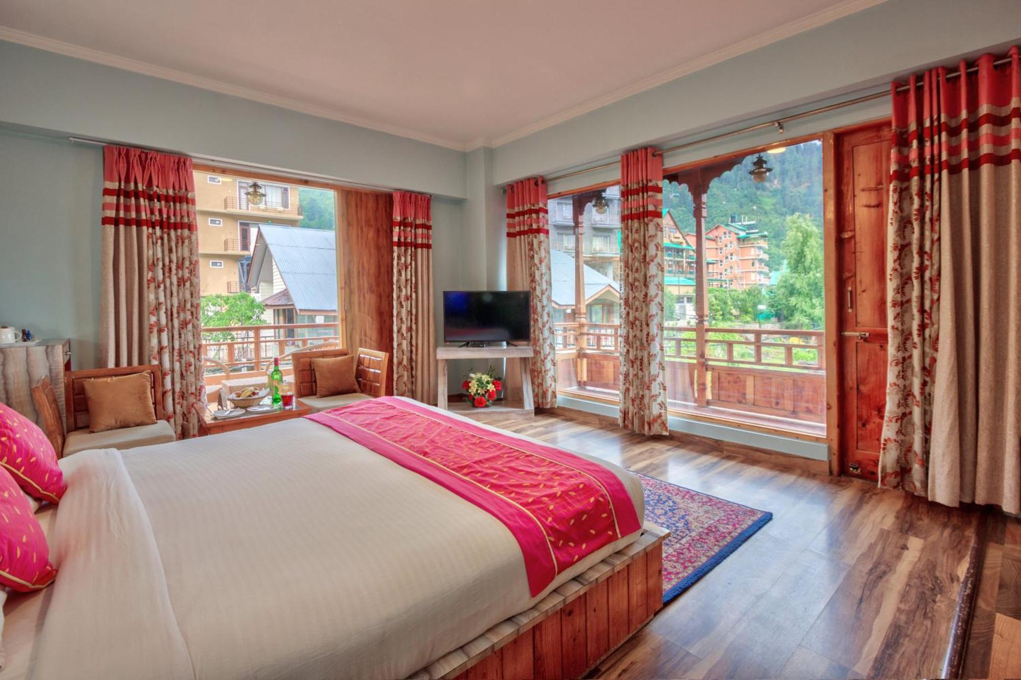 Snow Flakes Resort And Spa Centrally Heated Luxury Resort — Photos 1